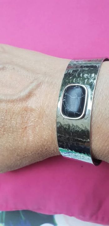 Jonc épais martelé acier inoxydable argent pierre noire réglable