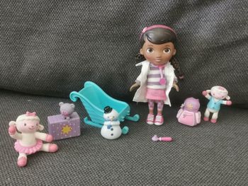 Lot figurines Dr la peluche disney