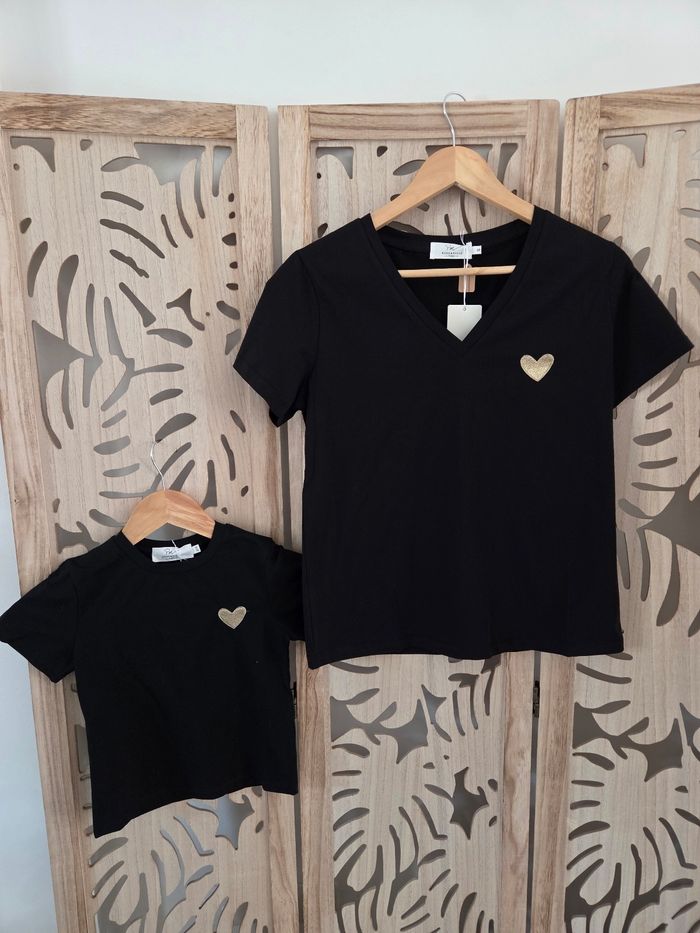 Tee-shirt noir avec cœur brodé doré taille M - photo numéro 3