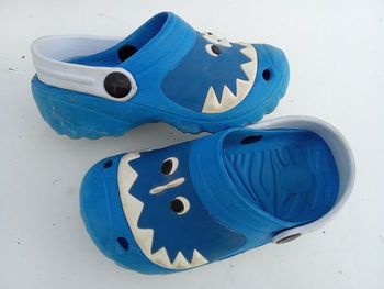 Chaussures, chaussons, Sabot style crocs garçon bleu, blanc taille 26, motif requin