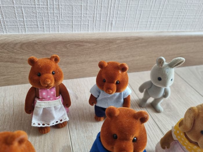 Sylvanian Families – Famille Ours – 4 Figurines Articulées Et Habillées – Dès 3 Ans