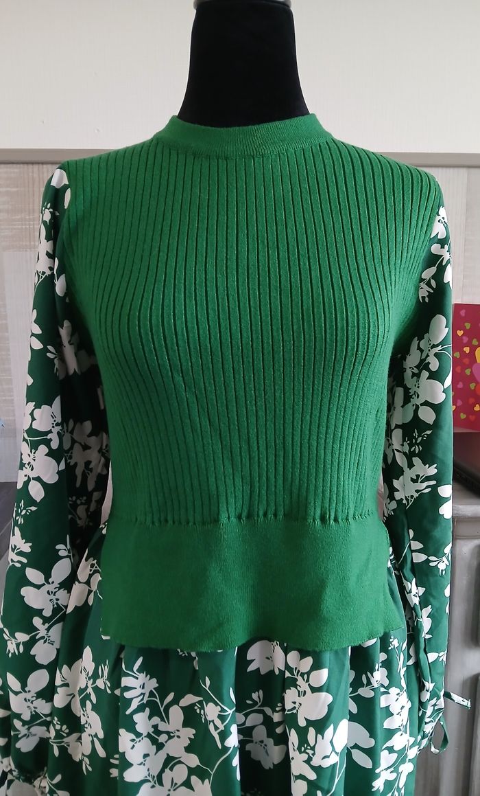 Robe pull verte fleurie Taille M