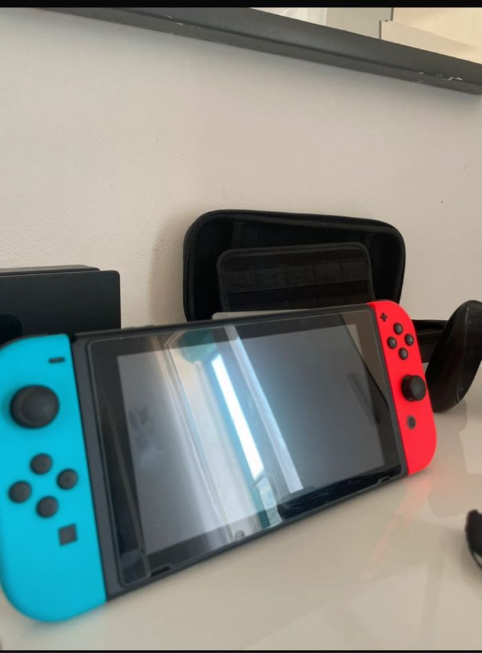 Nintendo switch + 2 jeux de vidéos de switch - photo numéro 3