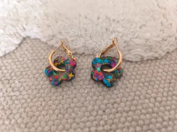 Boucles d’oreilles dorées – fleur en résine à paillettes étoilées 🌸