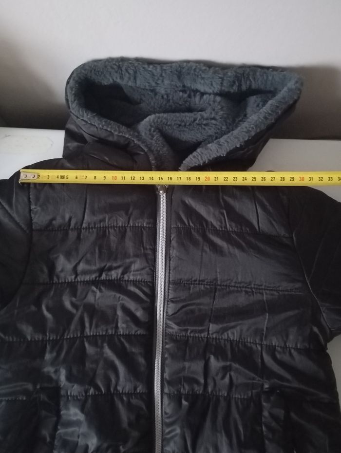 Blouson doudoune réversible.8/10 ans . Polyester et fausse fourrure . Noir , gris anthracite et paillettes. Parfait état . - photo numéro 7