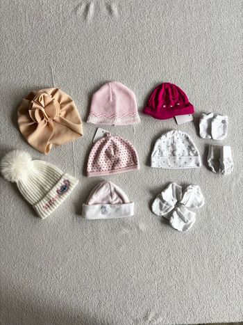 Lot bonnets bébé naissance–6 mois + 5 moufles – très bon état 🌸