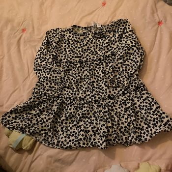 Robe beige avec des fleurs