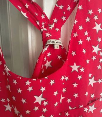 Petite robe d’été croisée dans le dos Scarlet Roos
