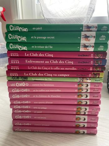 Lot de 17 livres poche le club des cinq. Bon état voir très bon.
