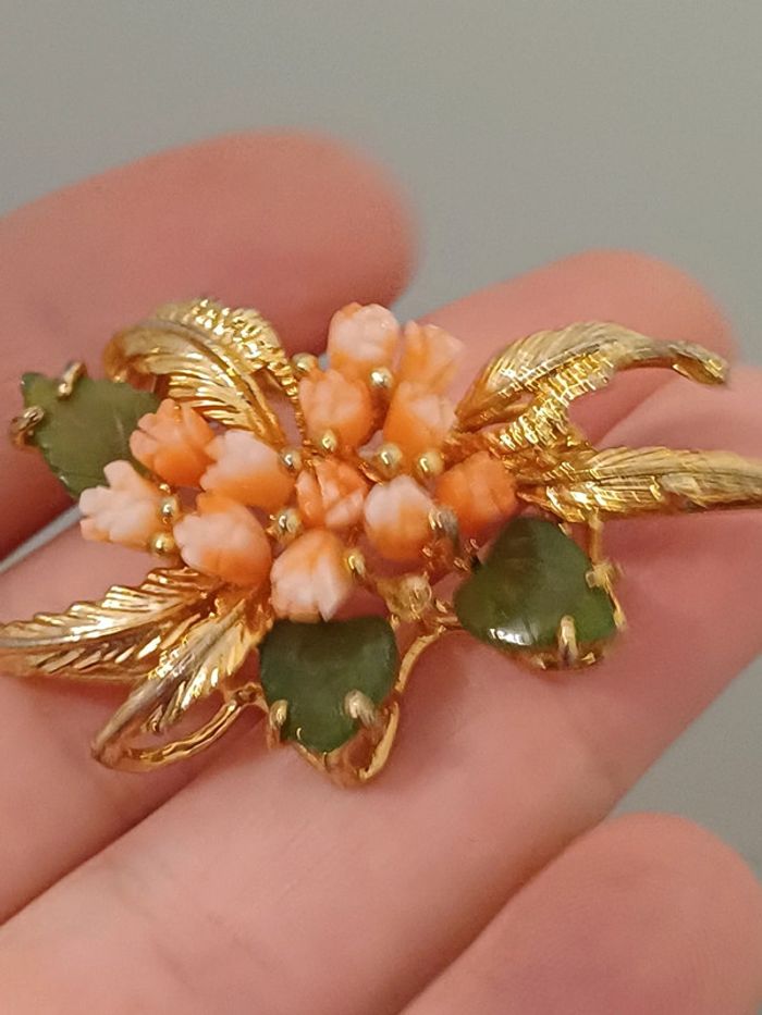 Broche vintage fleurs de corail et feuilles jad - photo numéro 5
