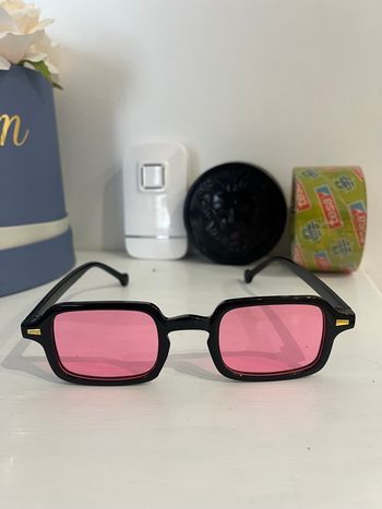 Lunettes de soleil noires verres roses style rétro / Y2K – Très bon état  mixte unisex 