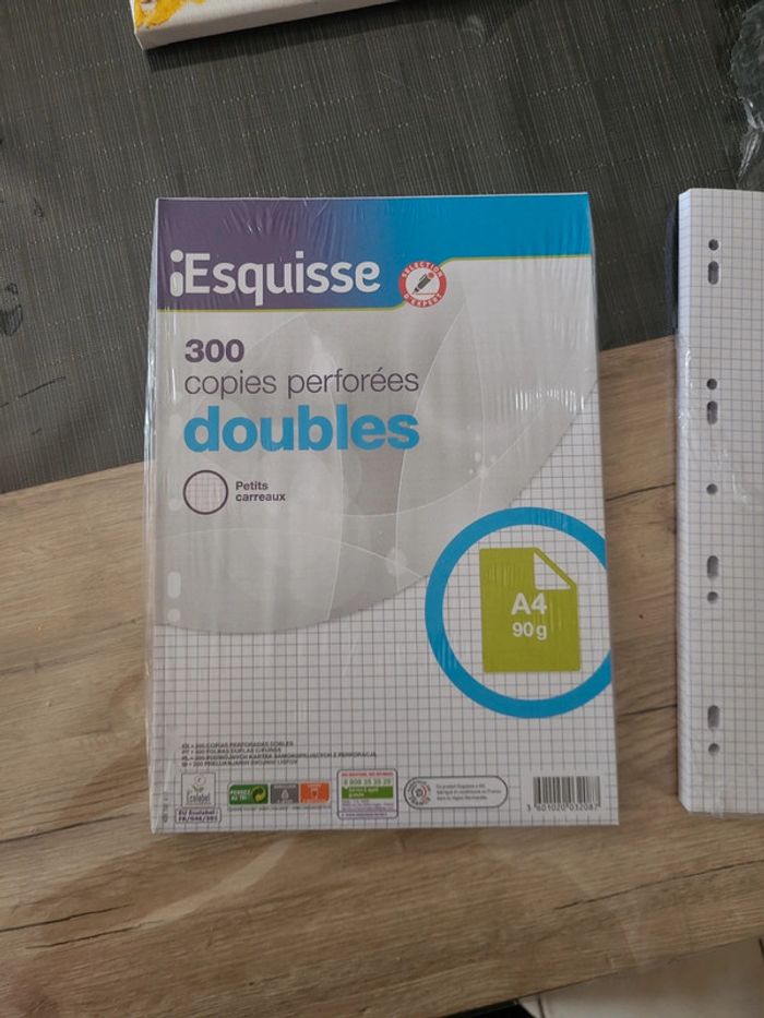 Lot feuilles petits carreaux
