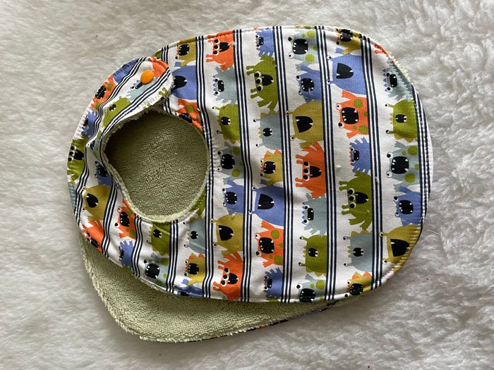 Bavoir aventurine petit monstre