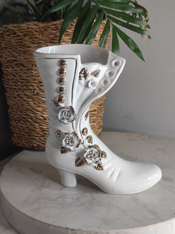 Vase forme bottine en porcelaine