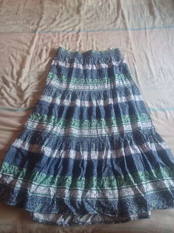 Vends 1 jupe longue multicolore, neuve, taille 40 (petit 40, limite 38).