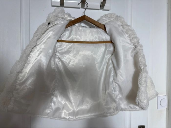 Manteau fausse fourrure avec capuche - photo numéro 5