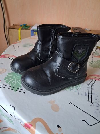 Une paire de bottines pour garçon taille 24