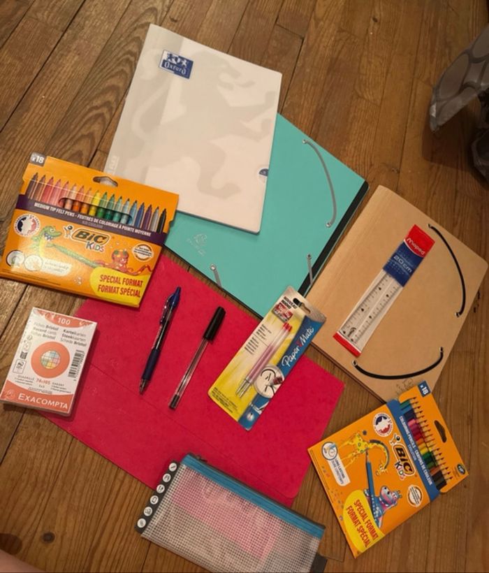 Lot fournitures scolaires