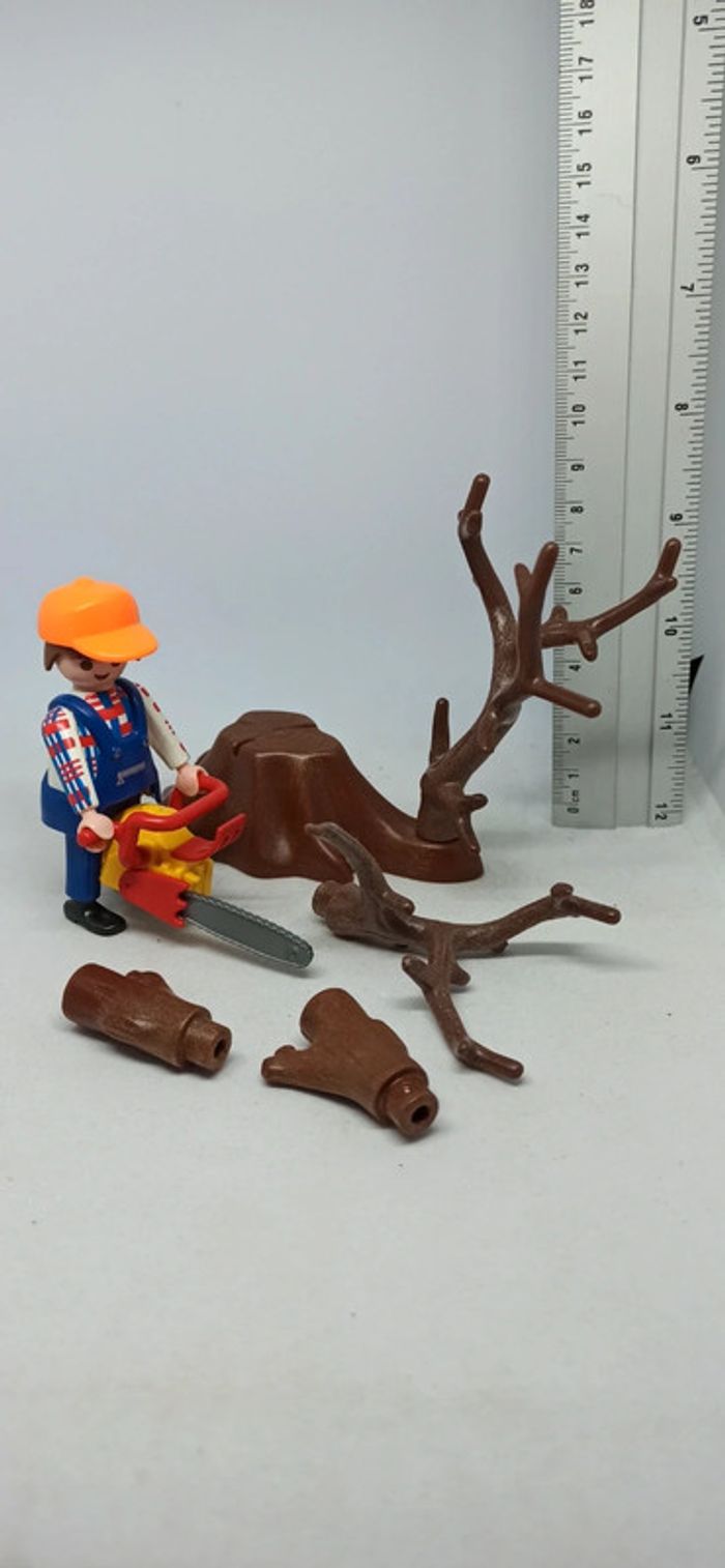 Homme avec tronçonneuse et branches playmobil