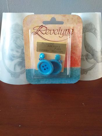 Boucles d'oreilles forme boutons bleu