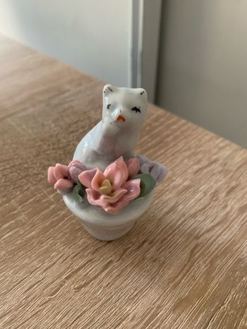 Bibelot chat en porcelaine