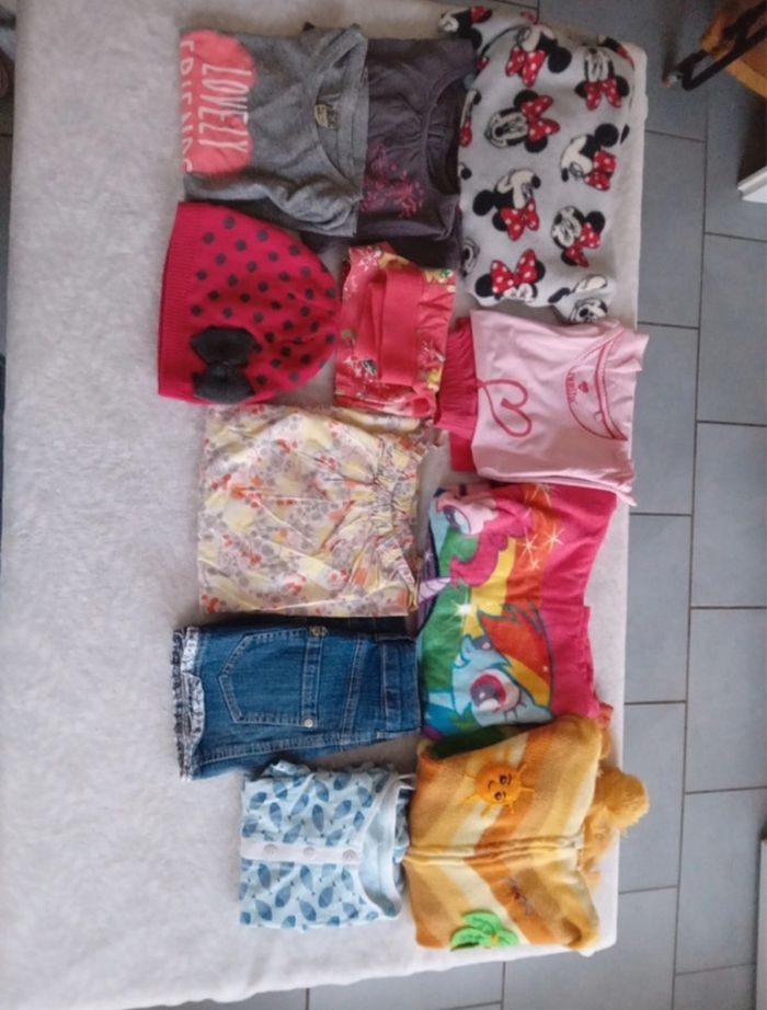 Lot de vêtements fille 4 ans.