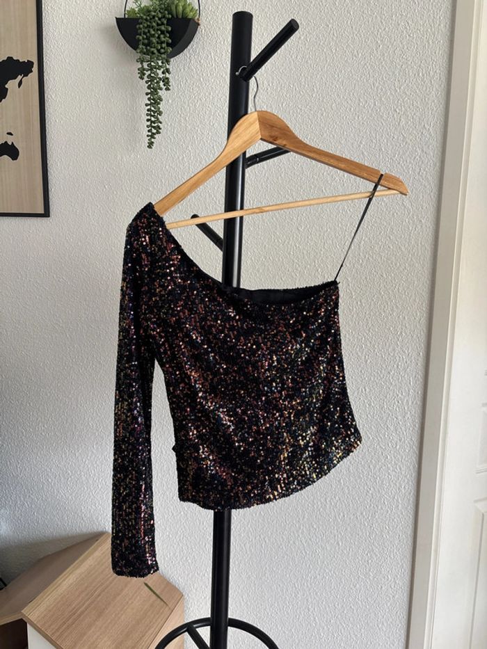 Haut à paillettes col asymétrique