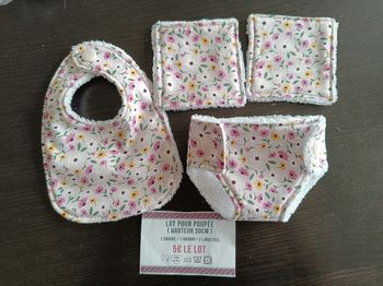 Lot d'accessoires couche bavoir motif fleurs violettes - poupée corolle 30cm