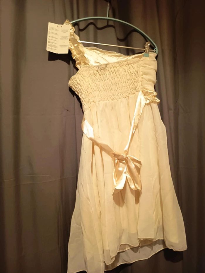 Robe soirée, bustier Une manche sans bretelles et l'autre satin filet or. Marque U Queenie. - photo numéro 3