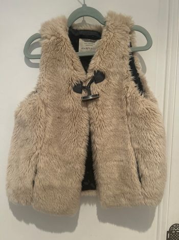 gilet sans manche zara fausse fourrure 8 ans