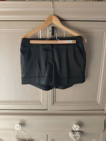 Short noir satiné taille 38