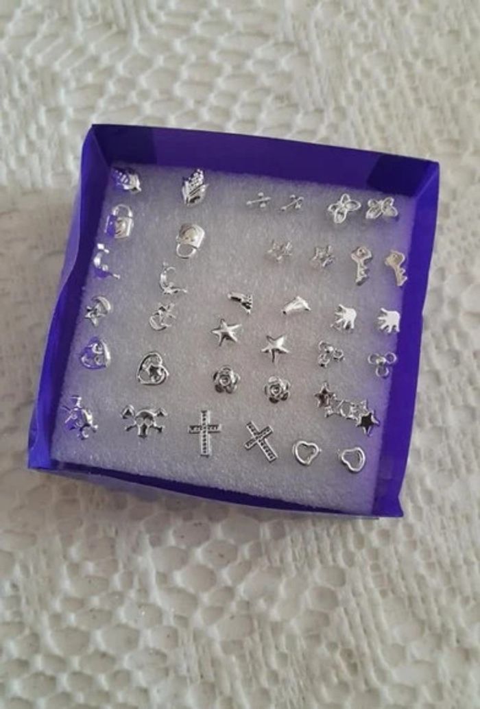 18 paires de Boucles d'oreilles enfant, argentées, plaquées argent