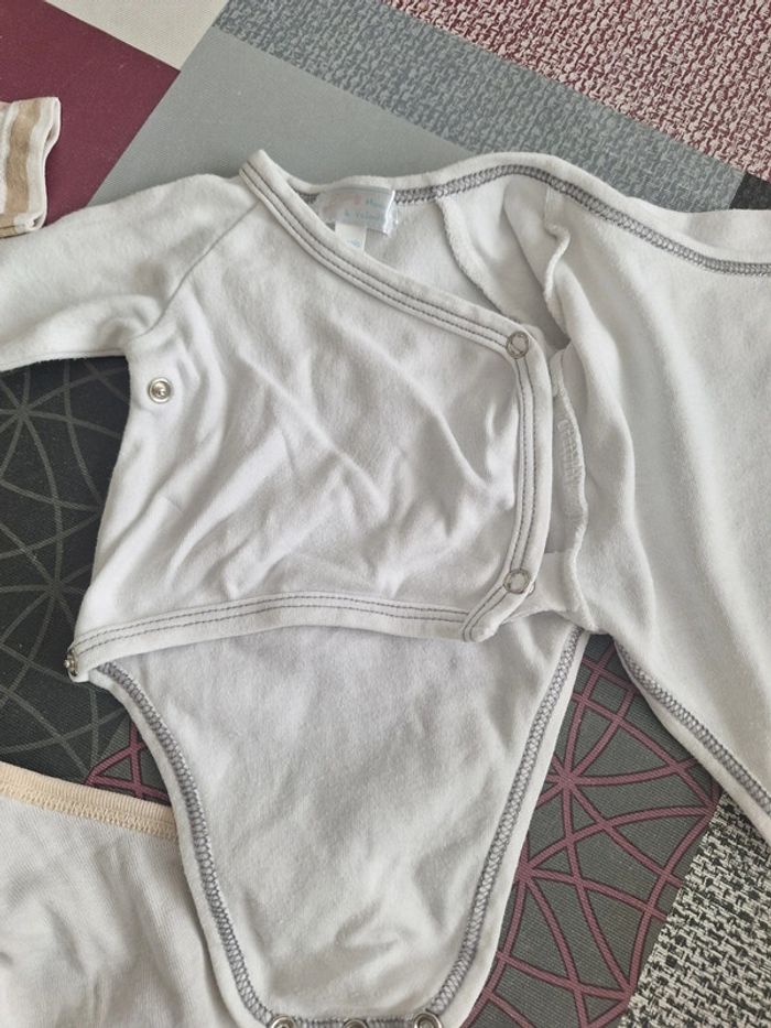 2 bodys et 1 tee-shirt naissance et 1 mois - photo numéro 6