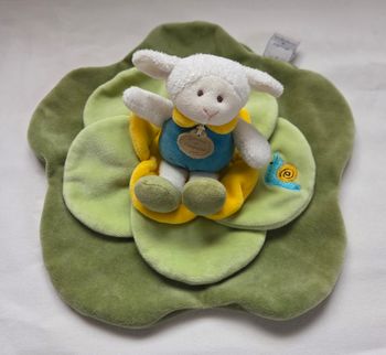 Doudou et compagnie surprise mouton Simon sur salade