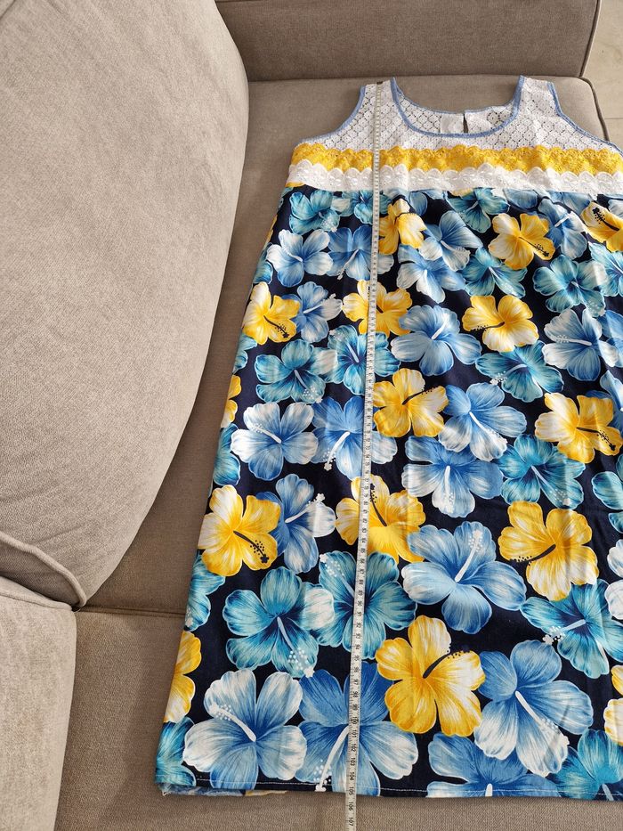 Robe polynésienne bleu marine à motif hibiscus avec détail dentelle - photo numéro 9