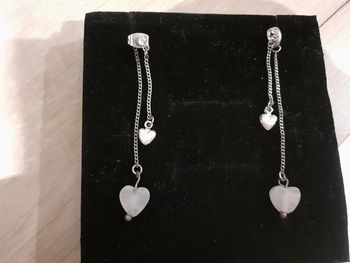 Boucle d'oreille fantaisie argenté avec pendentif cœur argenté et rose clair