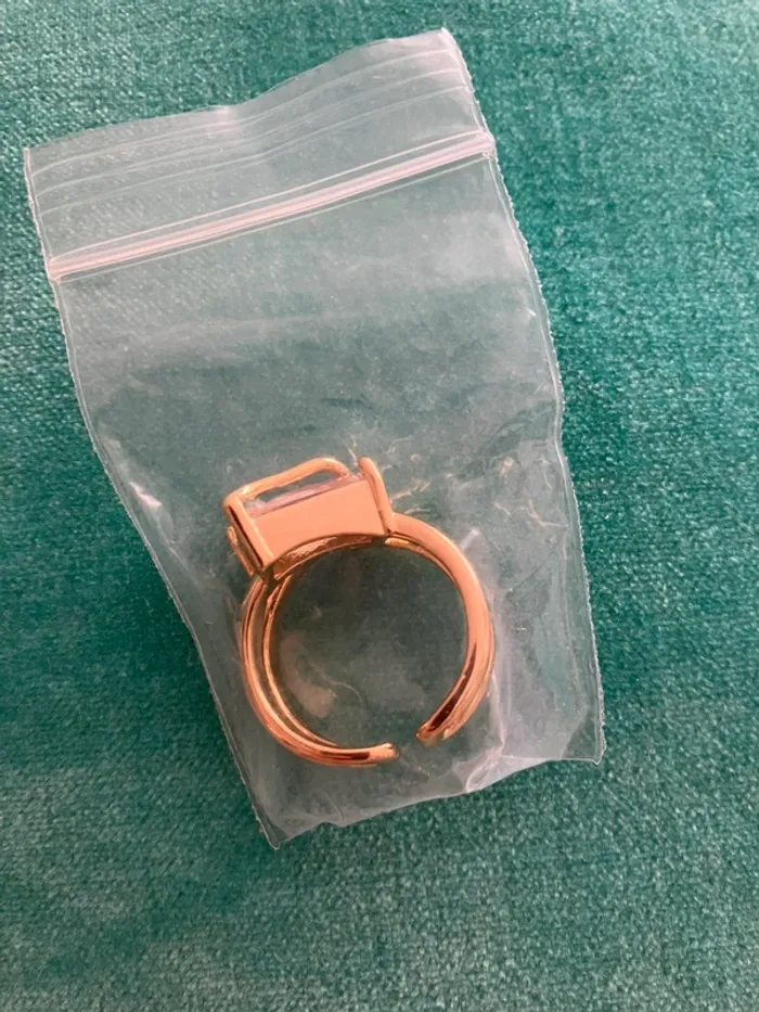 Bague dorée avec strass ajustable neuve jamais portée - photo numéro 3