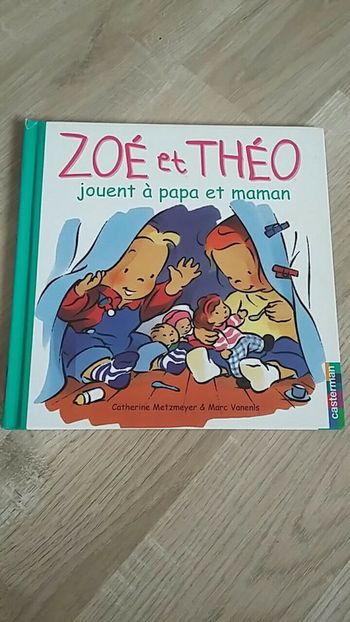 Zoe et Théo jouent à papa et maman