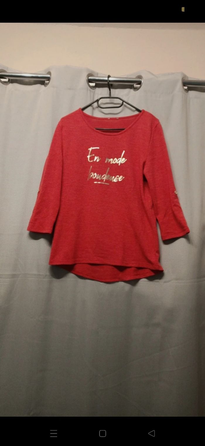 pull rouge boudeuse