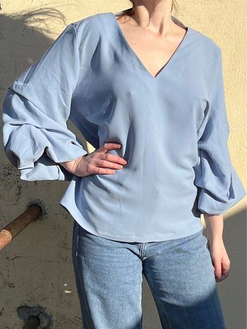 Blouse manches 3/4 bouffantes gros froufrous - bleu clair
