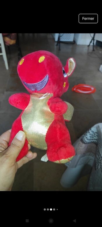 Très belle peluche dinausore j40