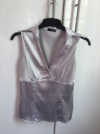 Blouse sans manches gris satiné