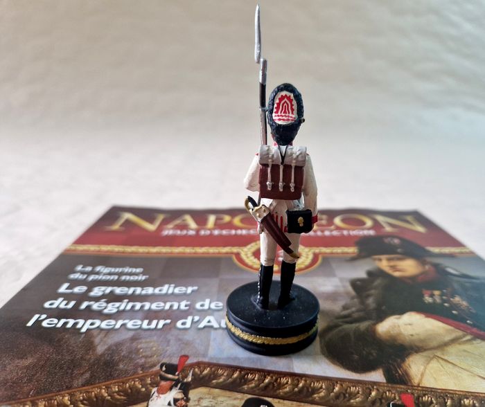 Figurine , Napoléon , jeux d'échec de collection , le grenadier du régiment de l'empereur d'Autriche - photo numéro 3