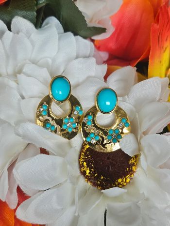 Boucles d oreilles avec ses pierres turquoise synthetisees