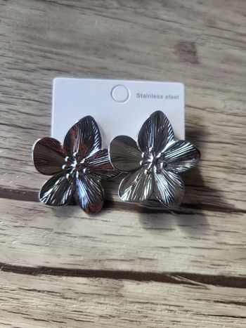 Boucles d'oreilles fleurs couleur argent en acier inoxydable 