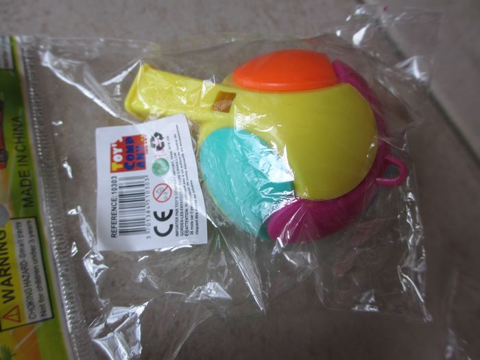 Lot de petits jouets : sifflet, toupies et Super Wings - photo numéro 2