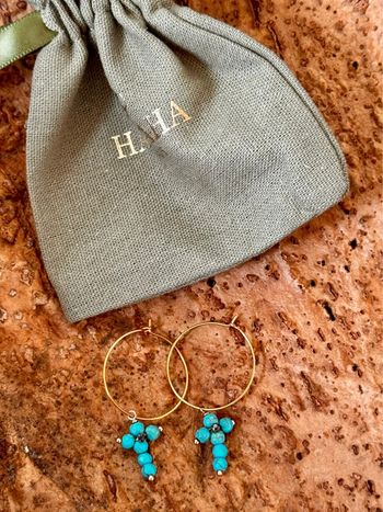 Boucles d’oreilles fines créoles acier inoxydable or croix perles véritables turquoise  habaha Paris