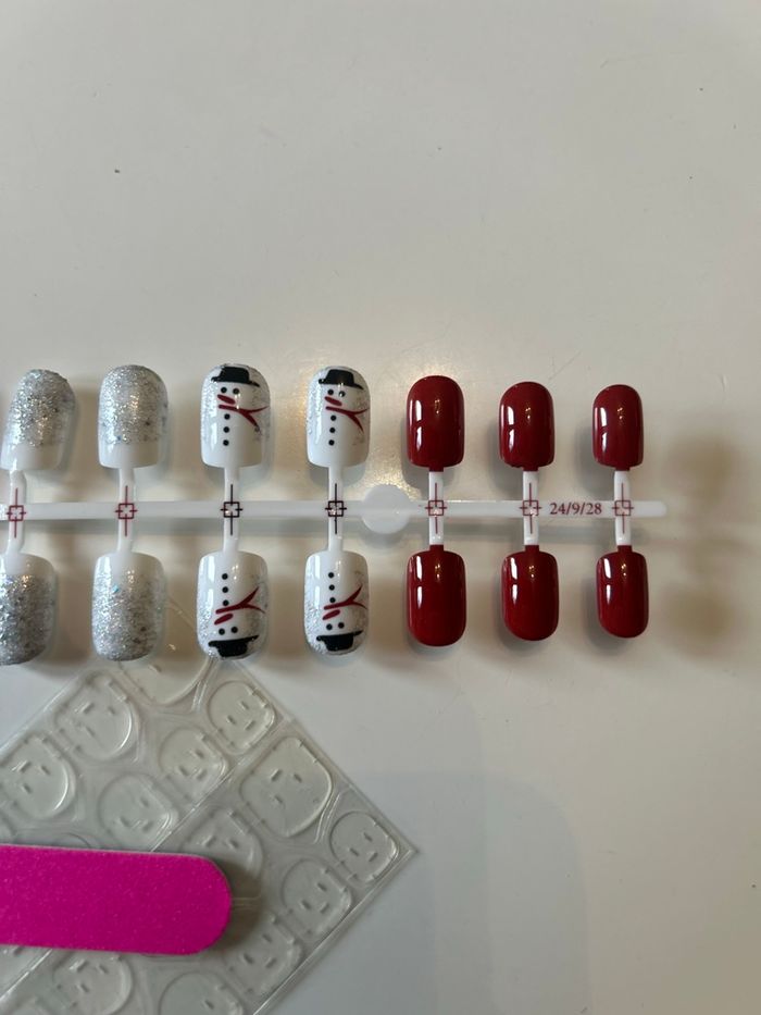 Press-on nails / Faux ongles x 24 NEUFS pour femme thème Noël 🎄☃️ couleurs rouge et blanc - photo numéro 7