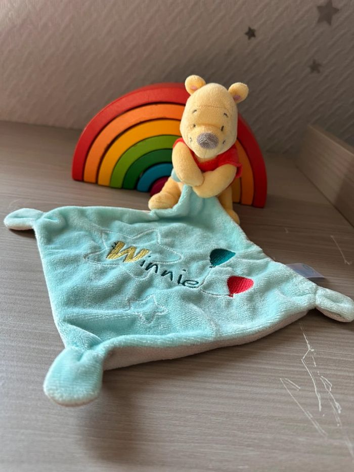 Doudou Winnie l'Ourson Mouchoir bleu ballons marque diseny kiabi