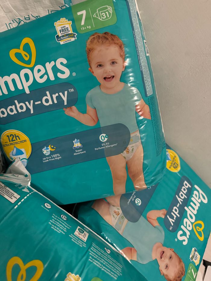 3 paquets des couches Pampers taille 7